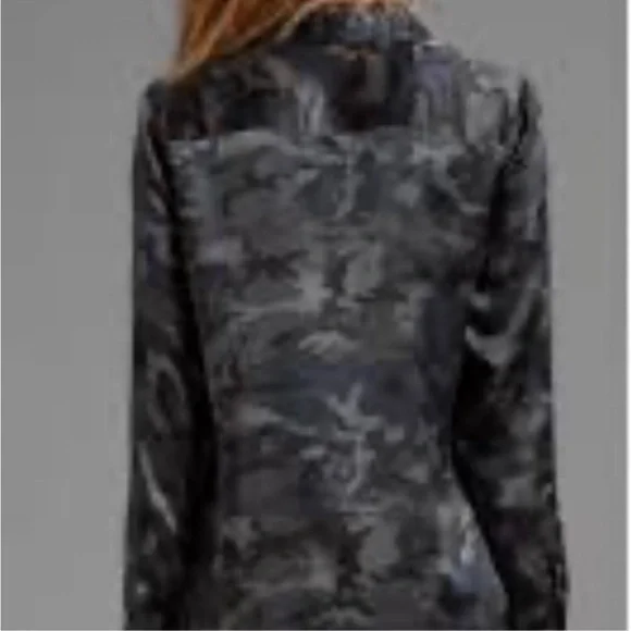 Equipment Femme Camo Button Down Shirt Size M - Picture 4 of 11